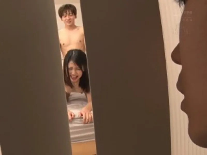 Thanh niên đang vụng trộm với chị cạnh bên nhà thì anh gã chồng về...