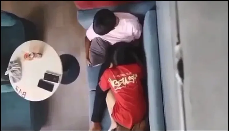 Quay lén người yêu liếm liếm cho cô bạn gái nơi công cộng