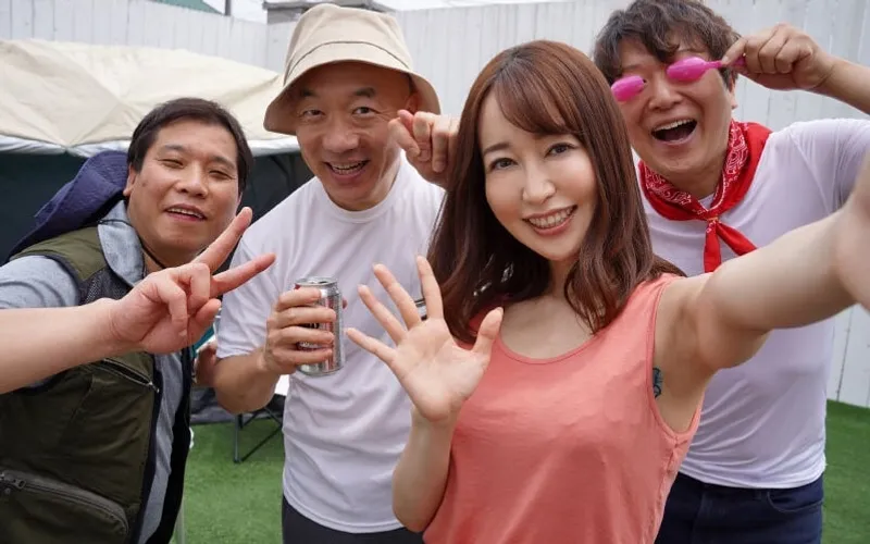 Gã chồng để cô vợ cắm trại 3 ngày 2 đêm với hiệp hội khu phố mà không biết…